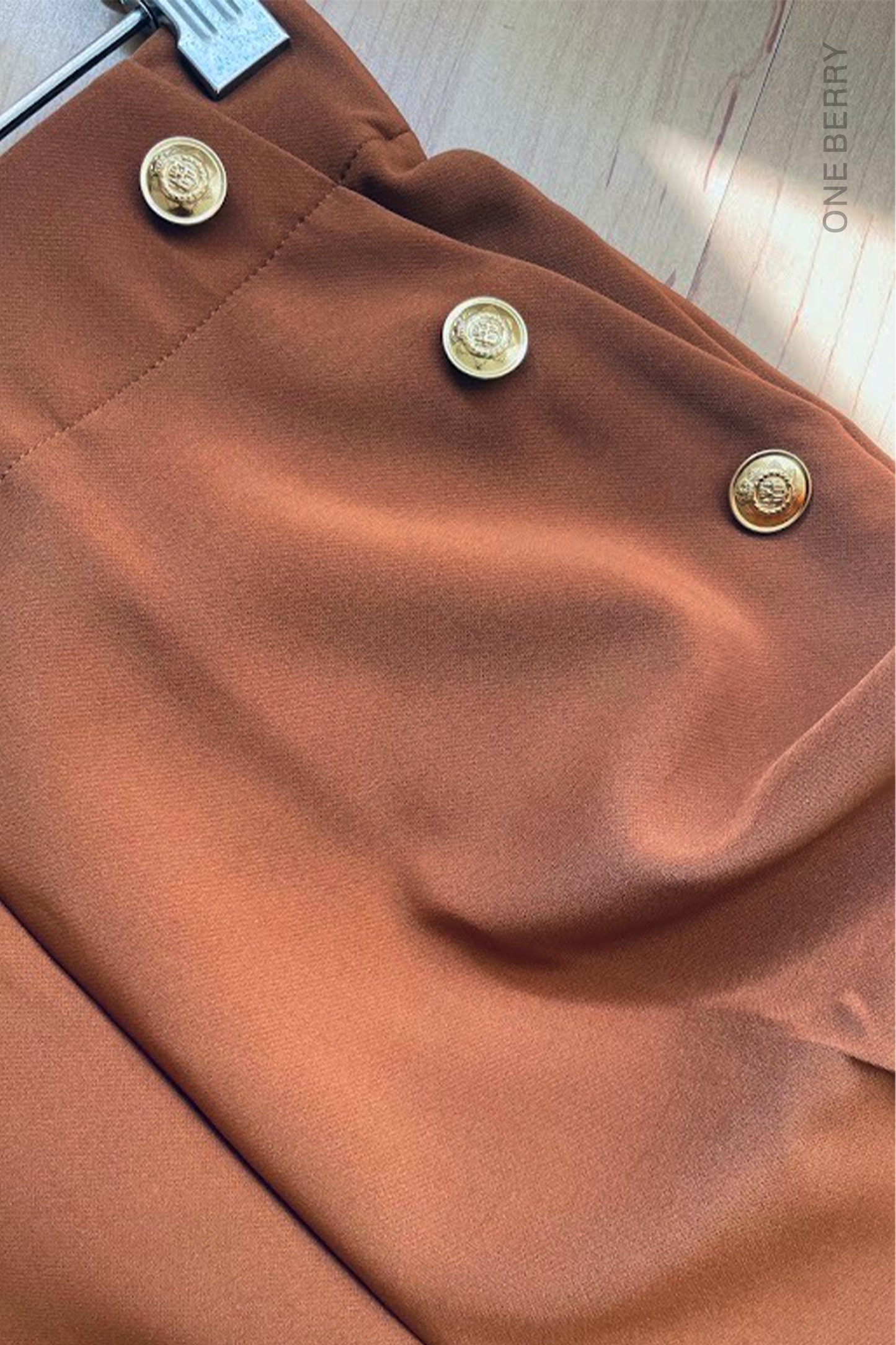 Pantalón con Botones Dorados